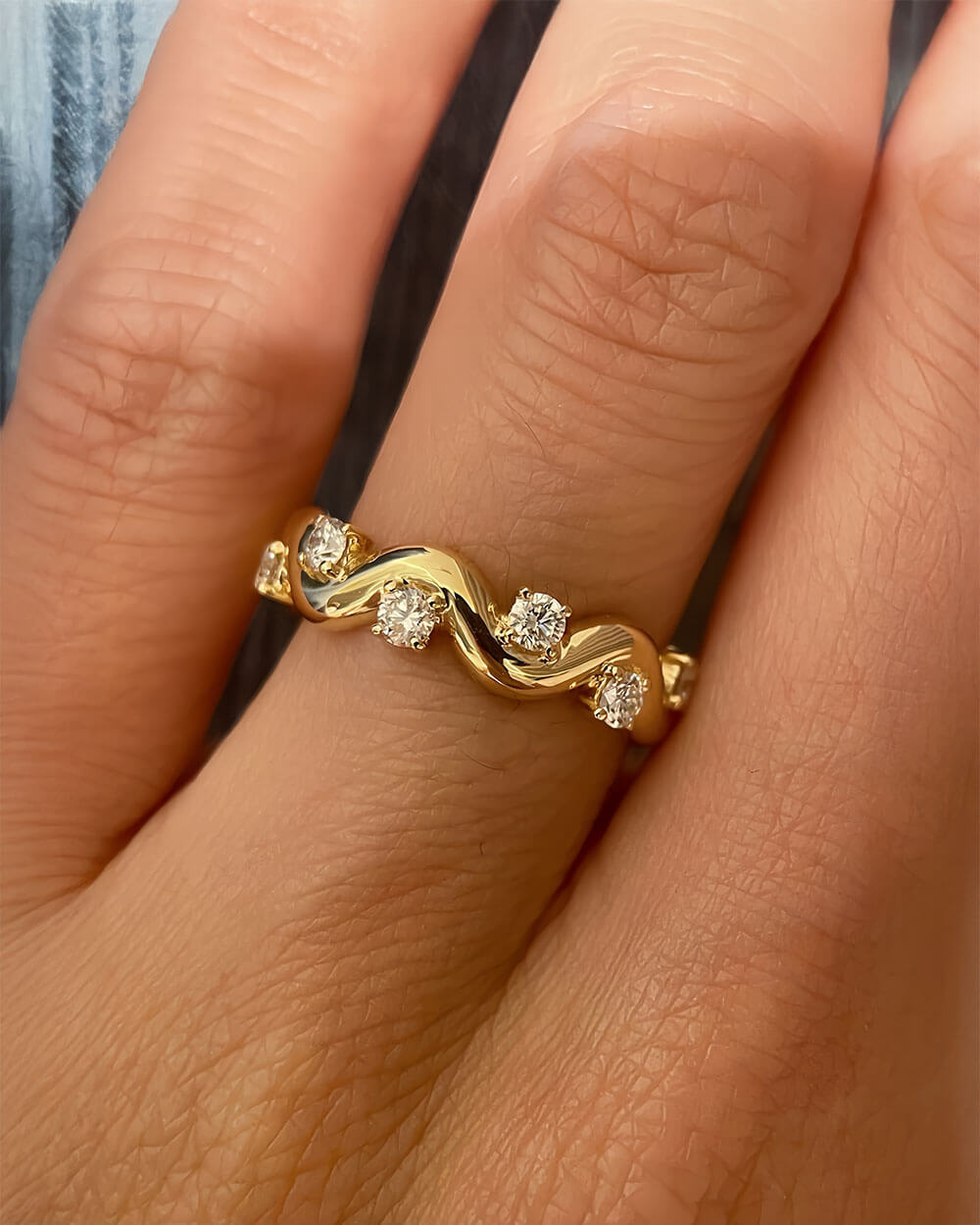 Aurea Flow – Wave Diamond Ring