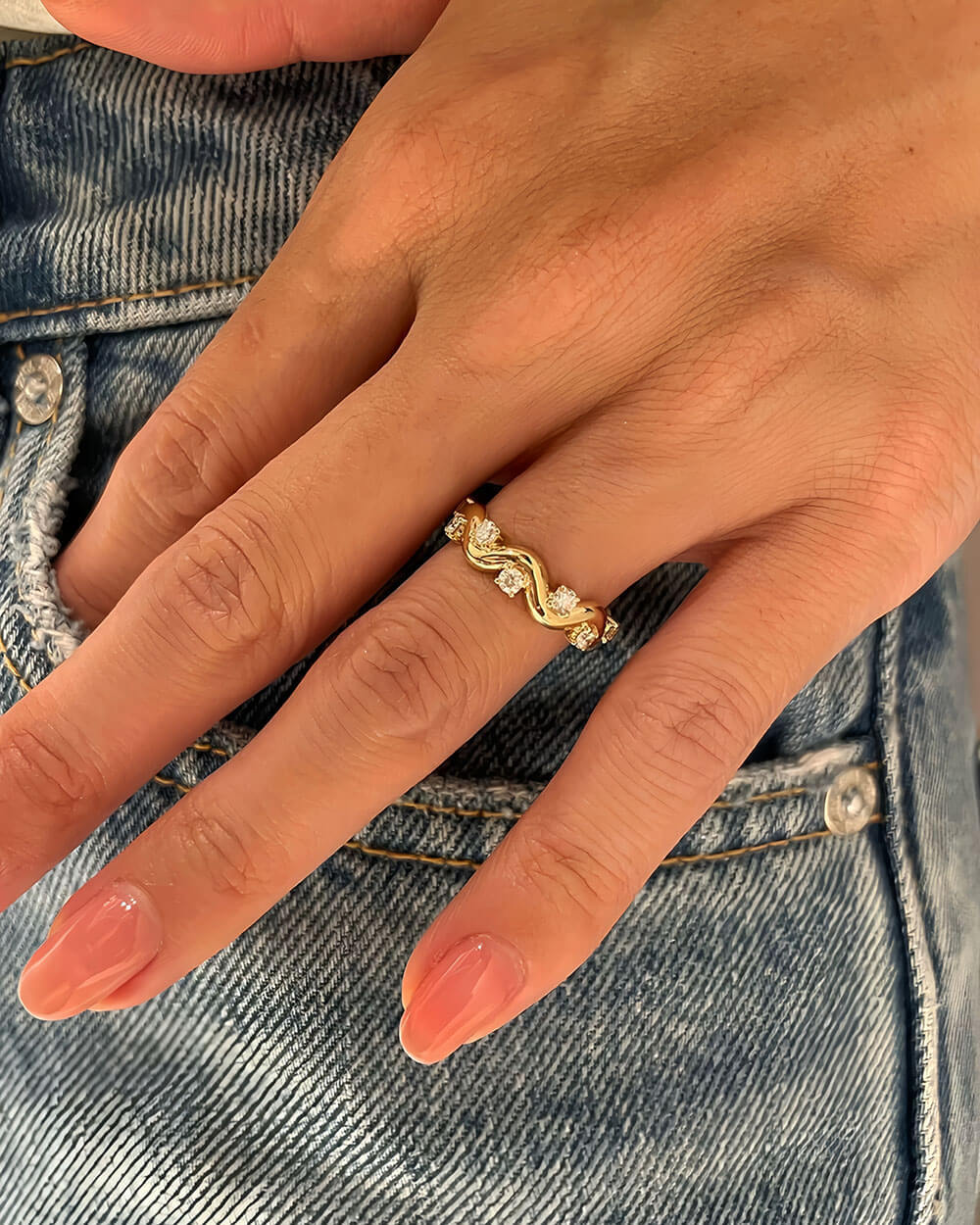 Aurea Flow – Wave Diamond Ring