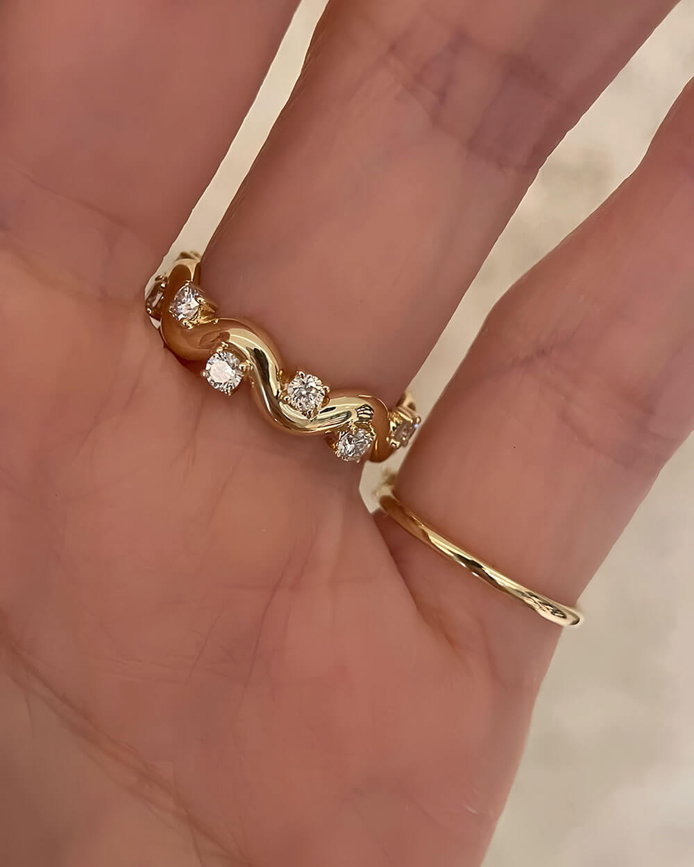 Aurea Flow – Wave Diamond Ring