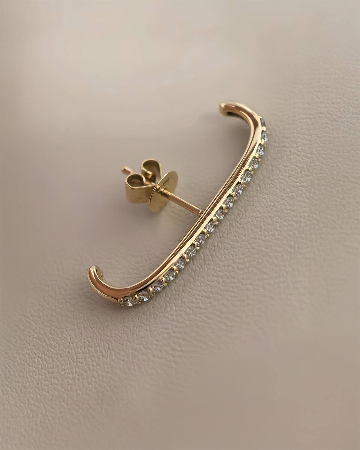 Linea Glow – Linear Diamond Stud Earrings