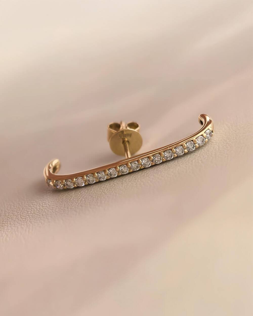 Linea Glow – Linear Diamond Stud Earrings