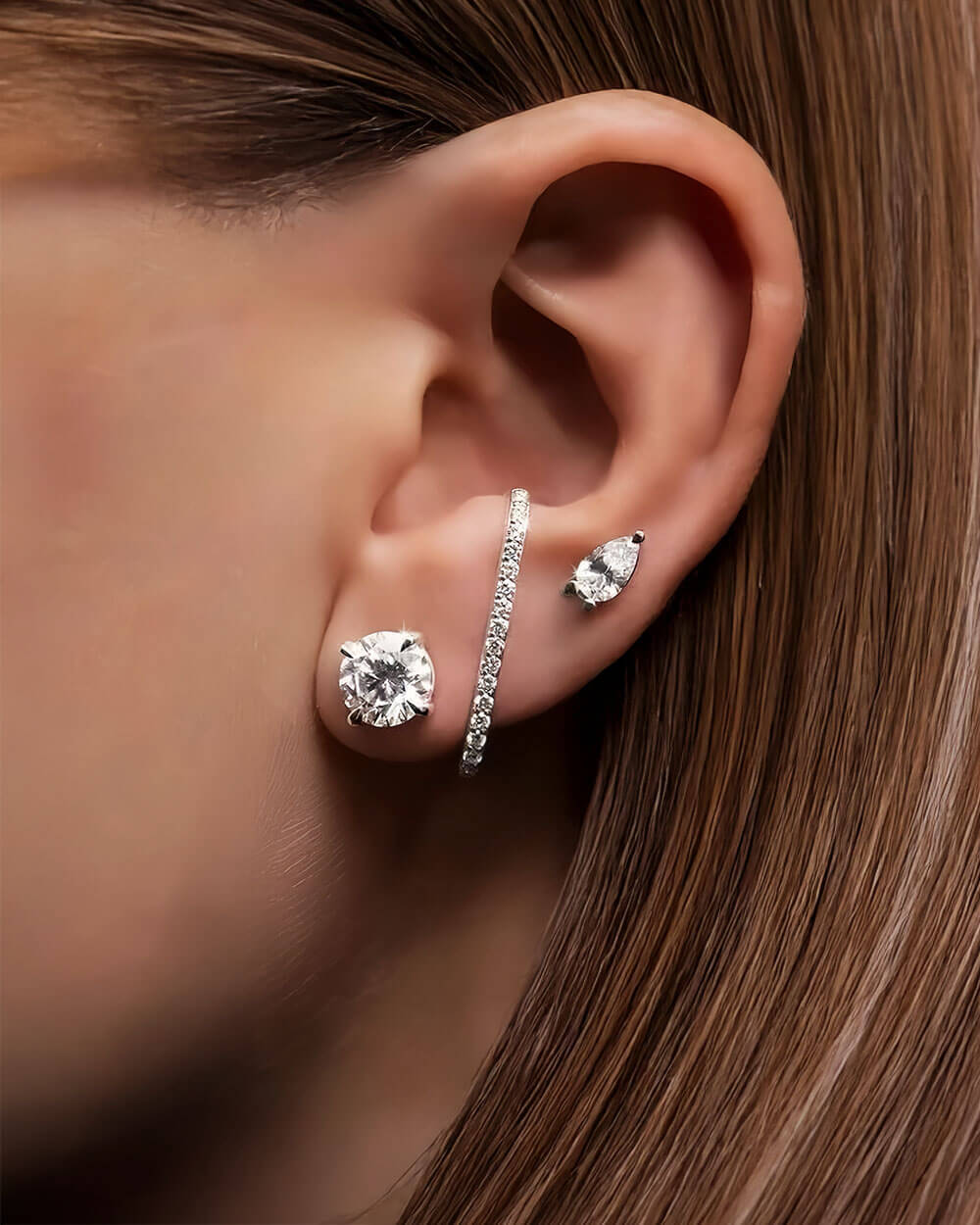 Linea Glow – Linear Diamond Stud Earrings