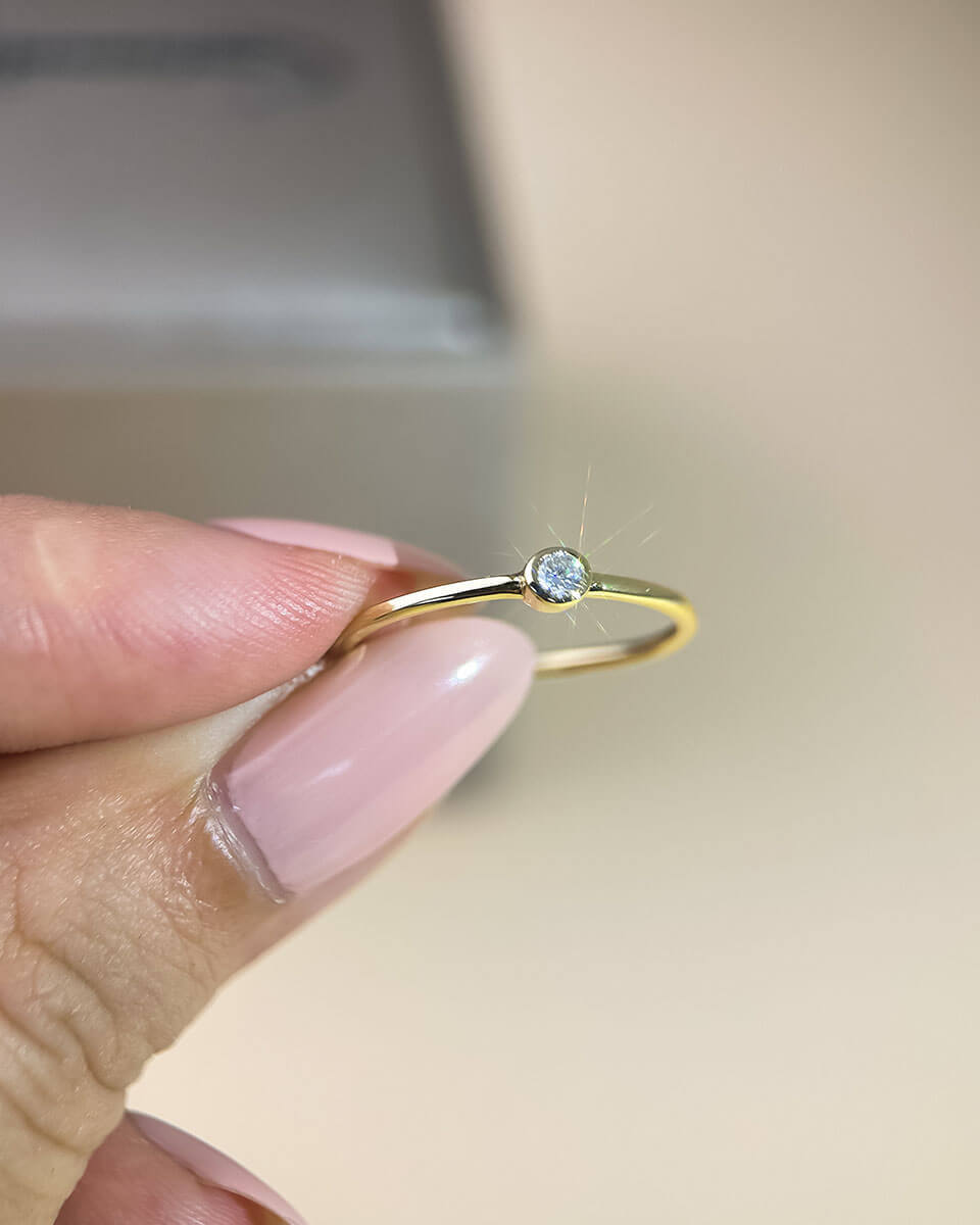 Diamond Rings  – Single Small Moissanite Diamond-Opreshyne