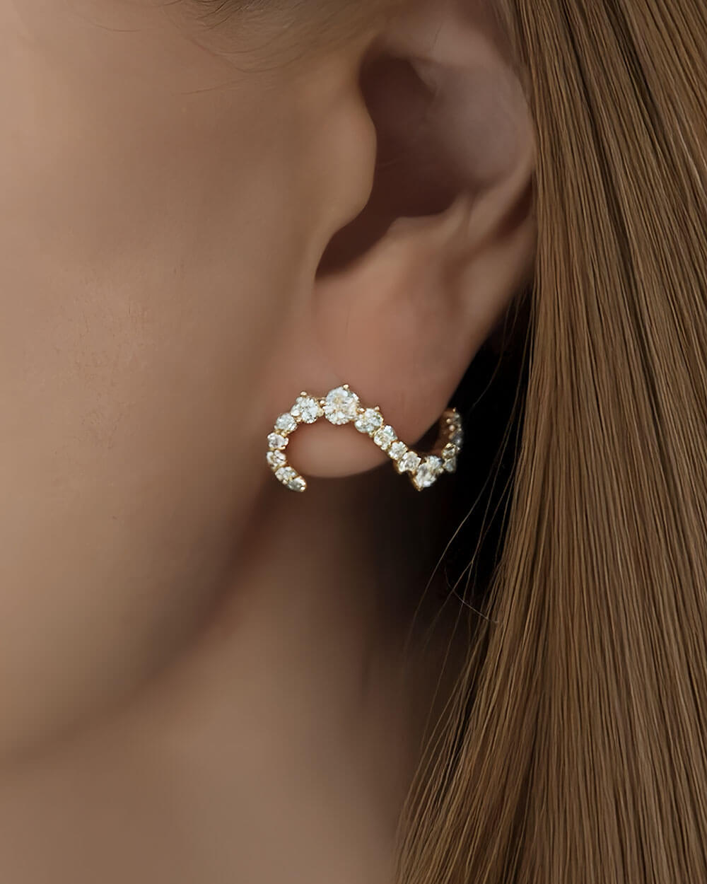 Sway Arc – Wavy Diamond Stud Earrings