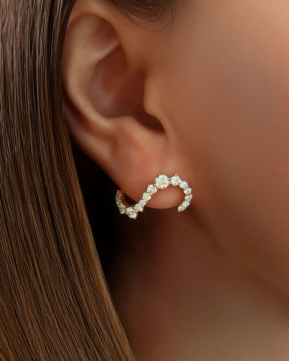 Sway Arc – Wavy Diamond Stud Earrings