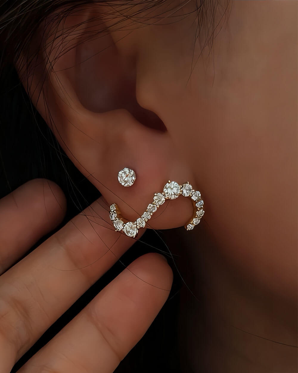 Sway Arc – Wavy Diamond Stud Earrings