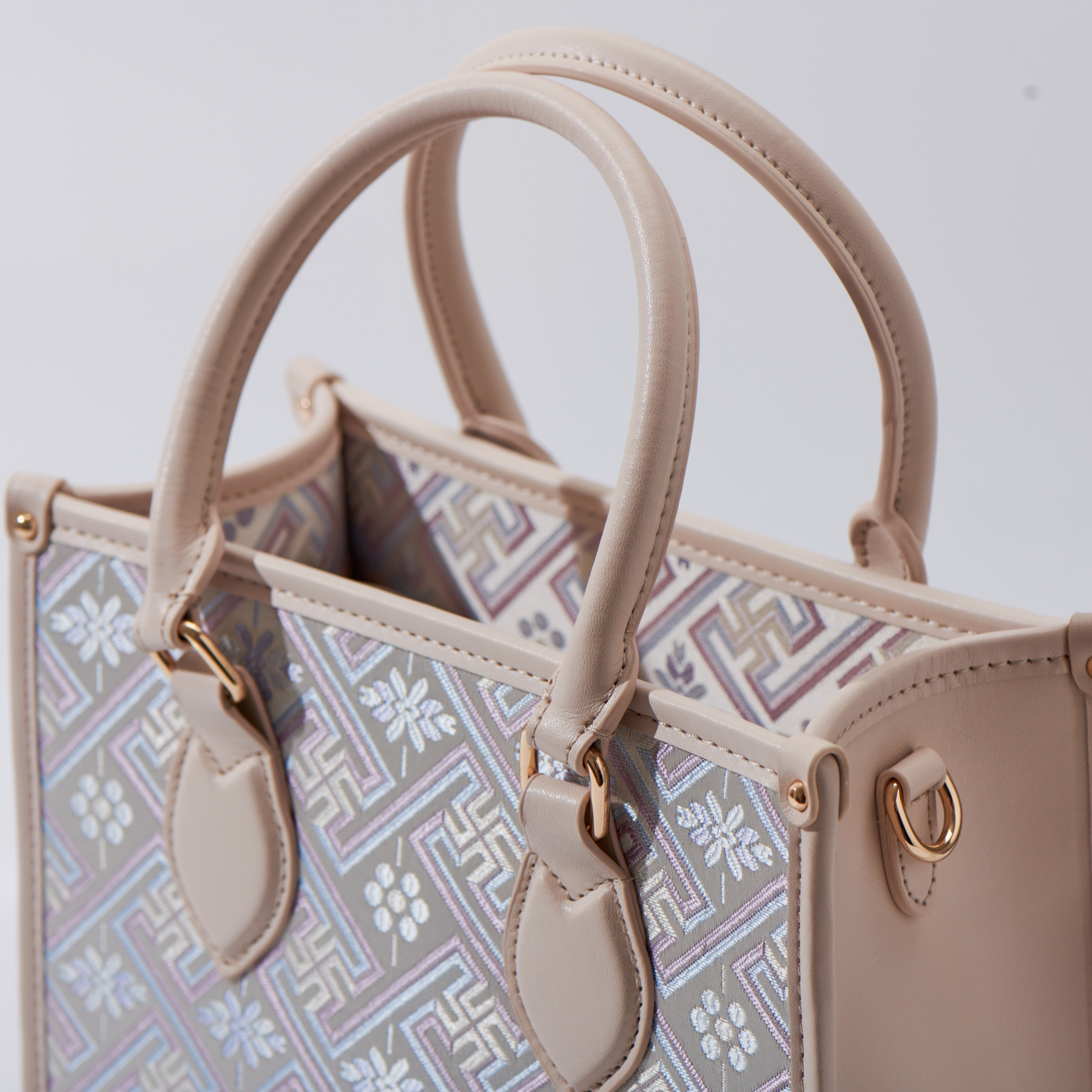 Elegant Medium Size Large Capacity Embroidery Handwoven Zhuang Pattern Handag