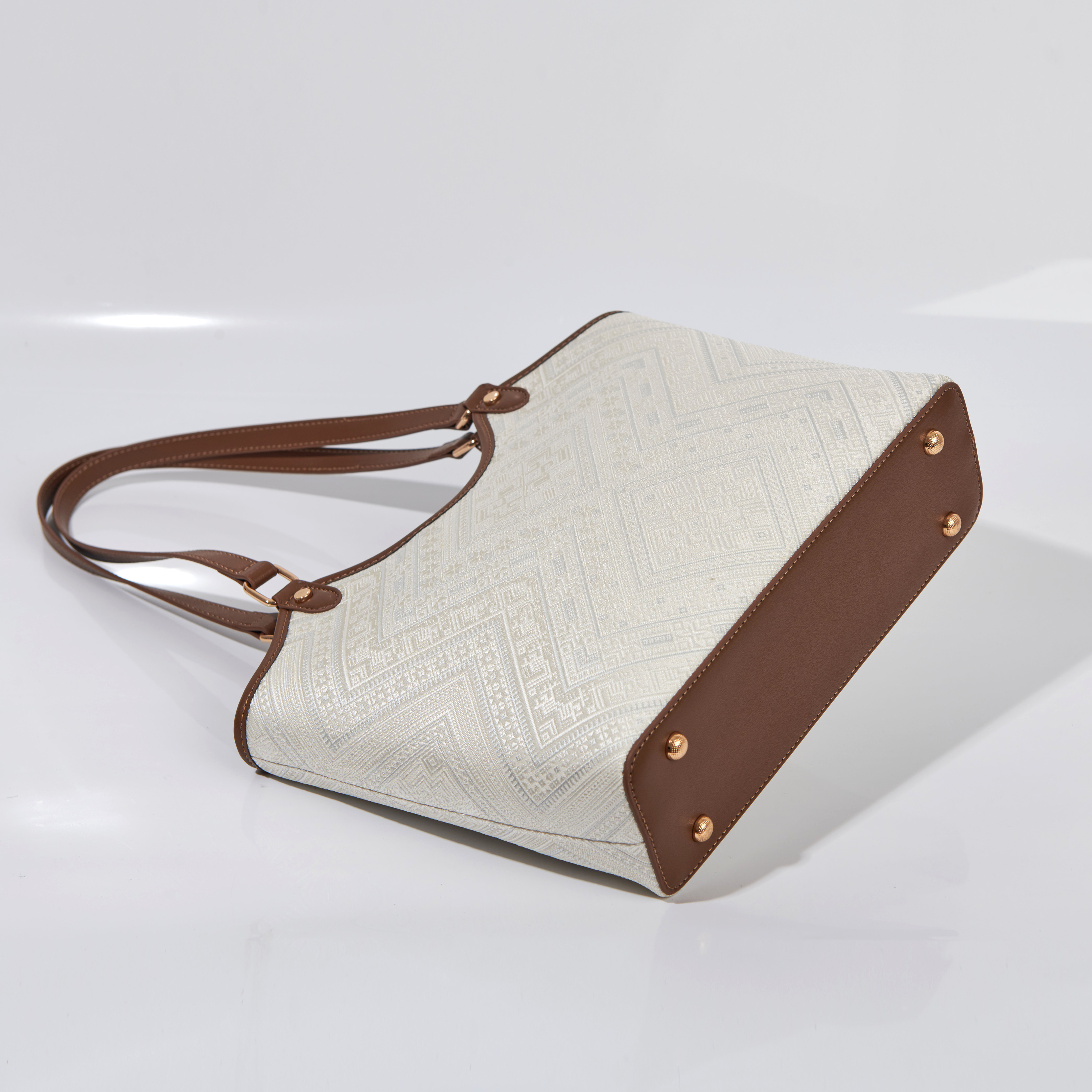 Light Weight Embroidery Large Size Handwoven Zhuang Pattern Modern Daily Tote Bag