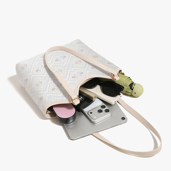 Light Weight Embroidery Large Size Handwoven Zhuang Pattern Modern Daily Tote Bag