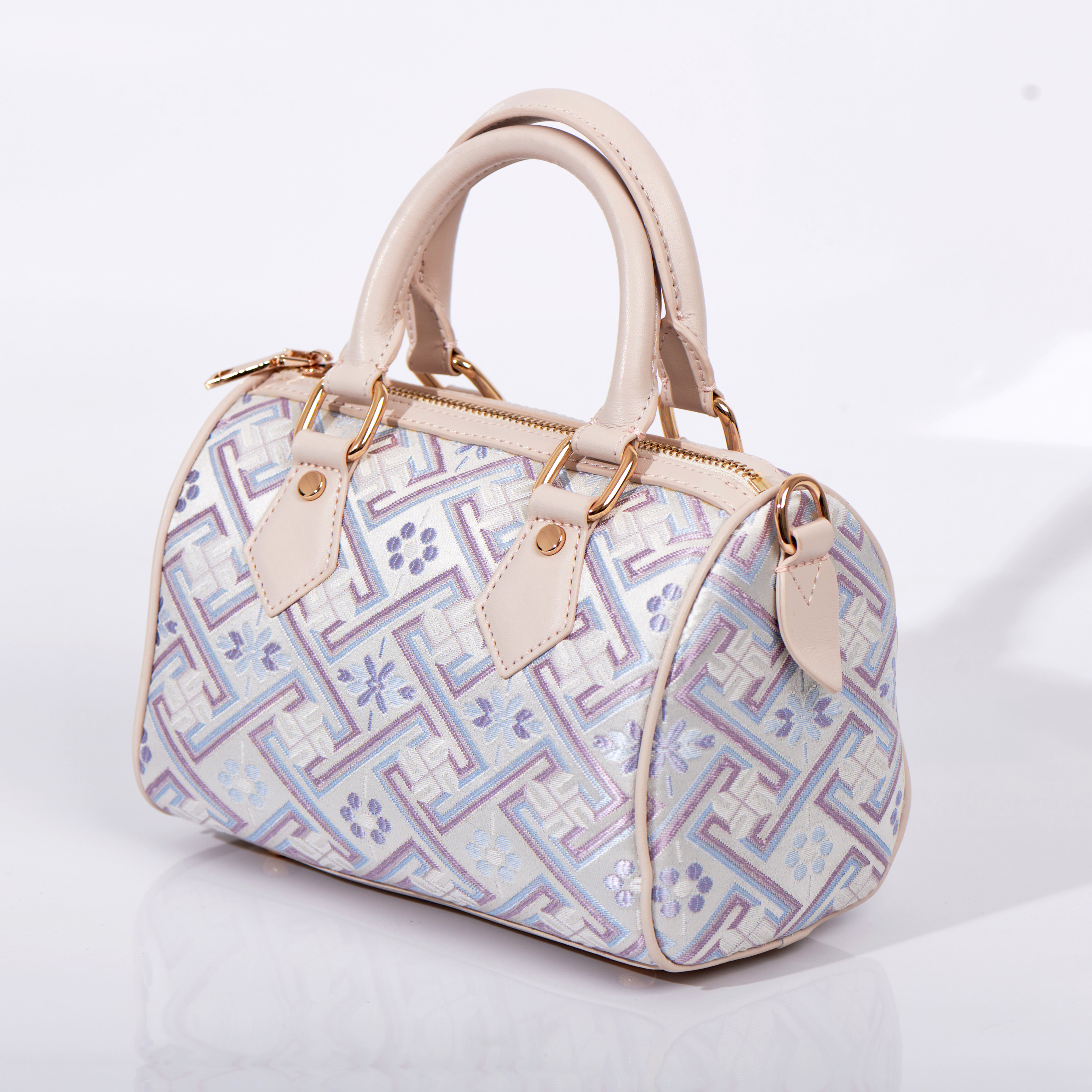 Medium Size Large Capacity Vintage Elegant Embroidery Handwoven Zhuang Pattern Handag