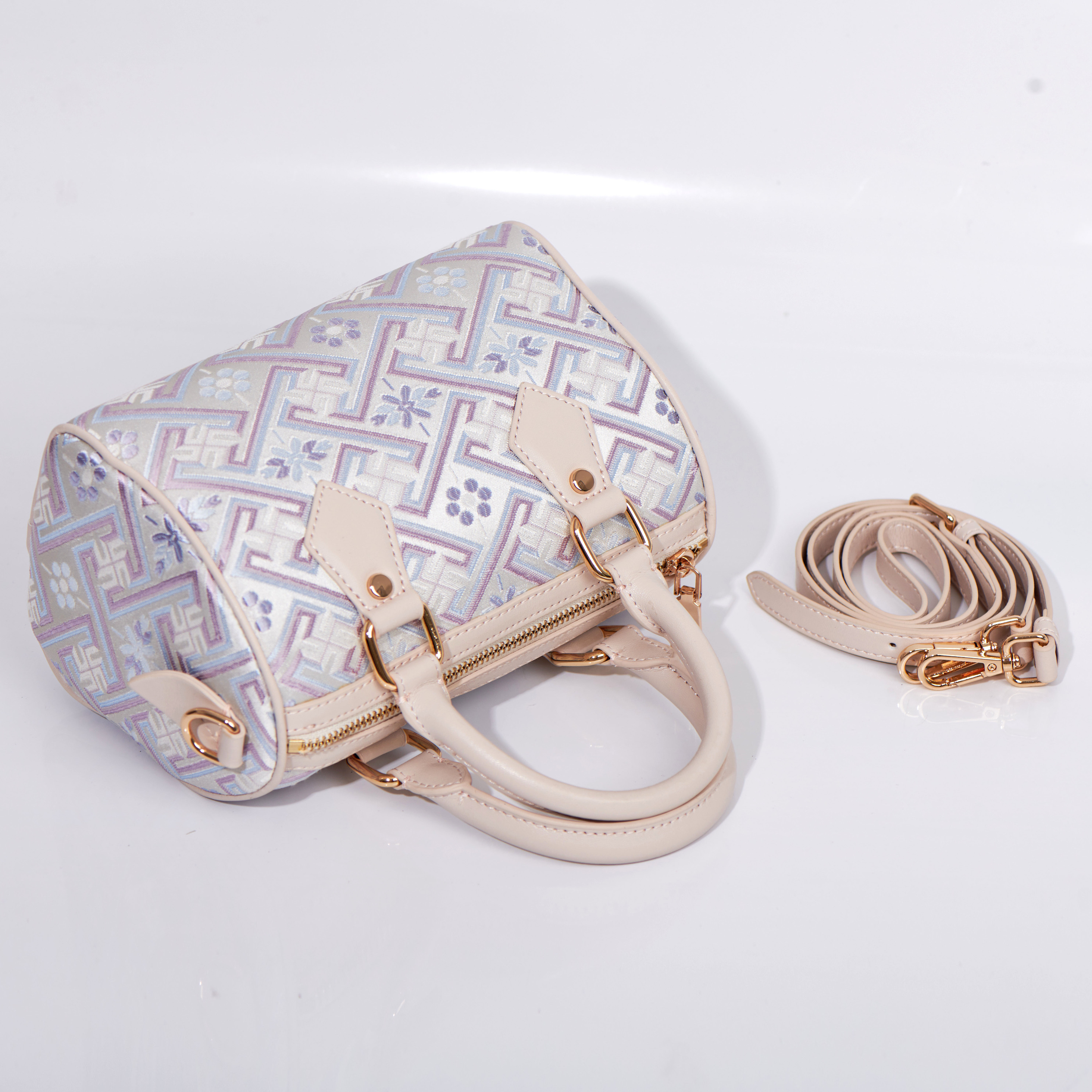 Medium Size Large Capacity Vintage Elegant Embroidery Handwoven Zhuang Pattern Handag