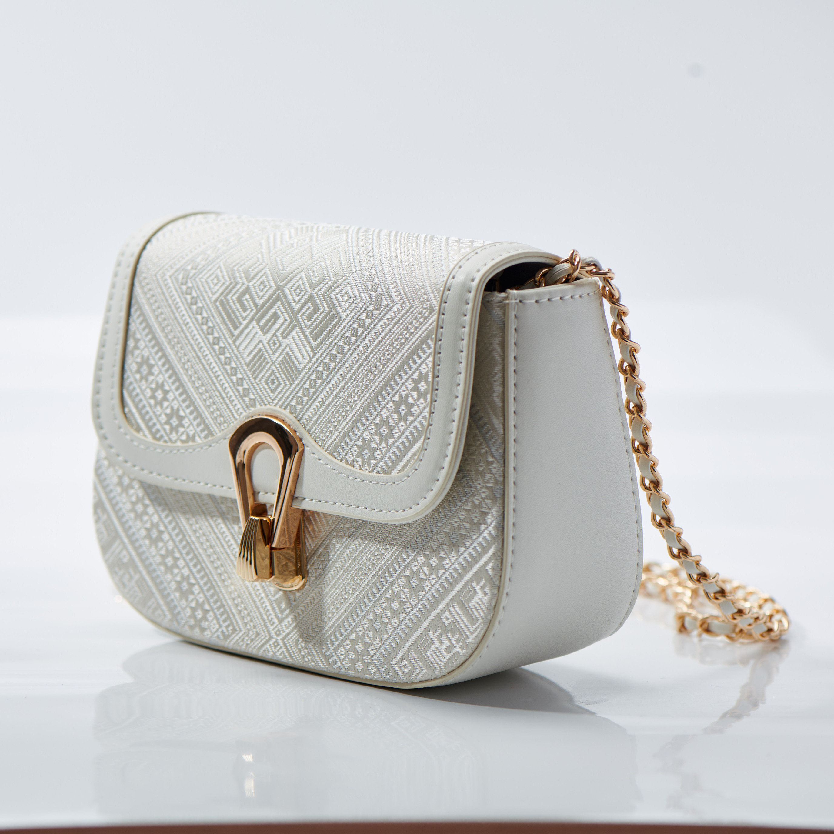 Metal Strap Cute Embroidery Small Size Handwoven Zhuang Pattern Modern Daily Shoulder Bag
