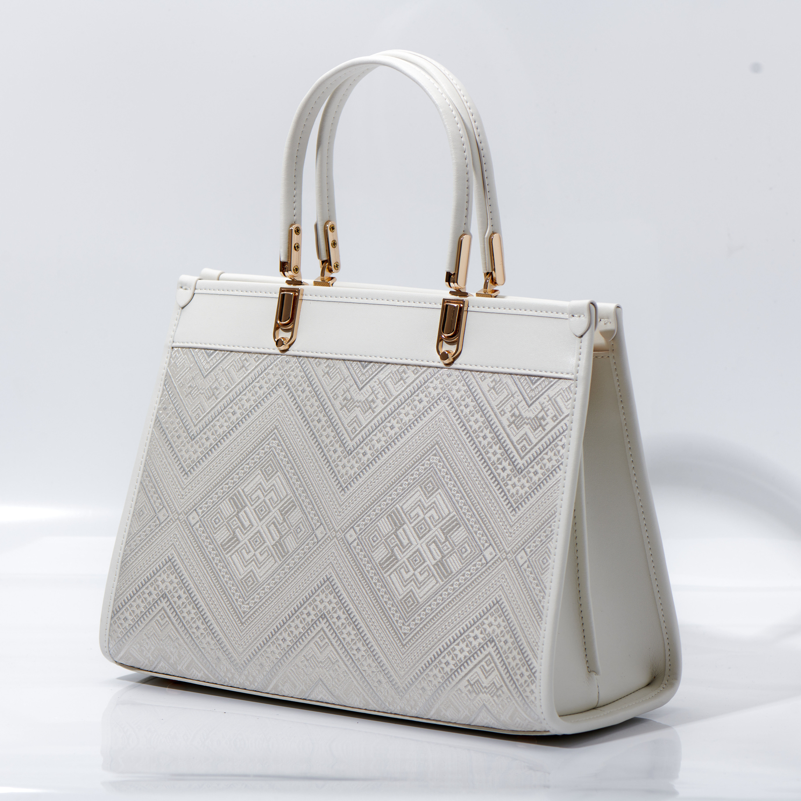 Light Weight Work Large Size Ancient Embroidery Handwoven Zhuang Pattern Handag
