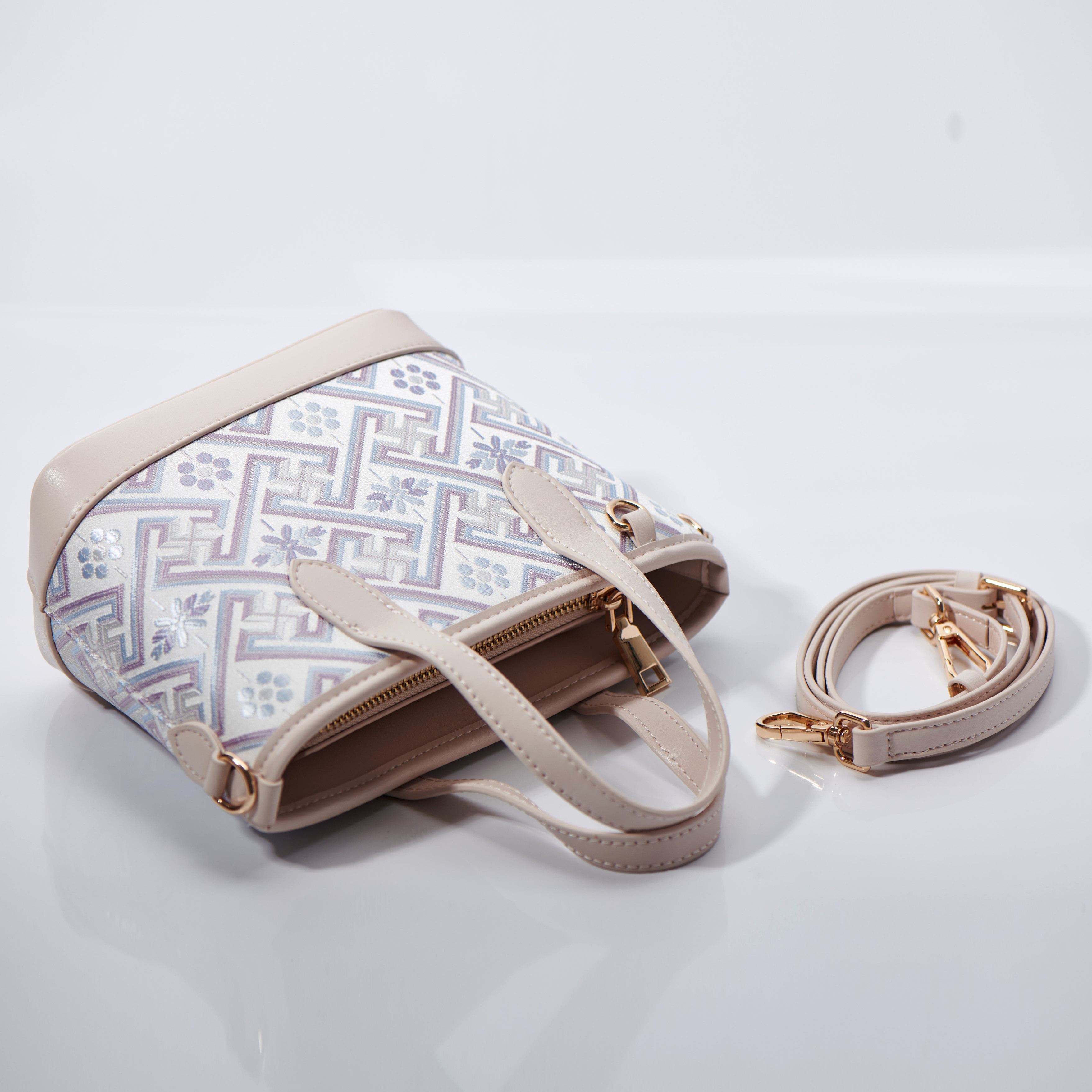 Fanshion Small Size Embroidery Handmade Zhuang Pattern Handag