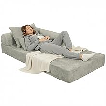 "Sof&aacute; cama Teddy en posici&oacute;n de cama individual, ideal para invitados y espacios reducidos"