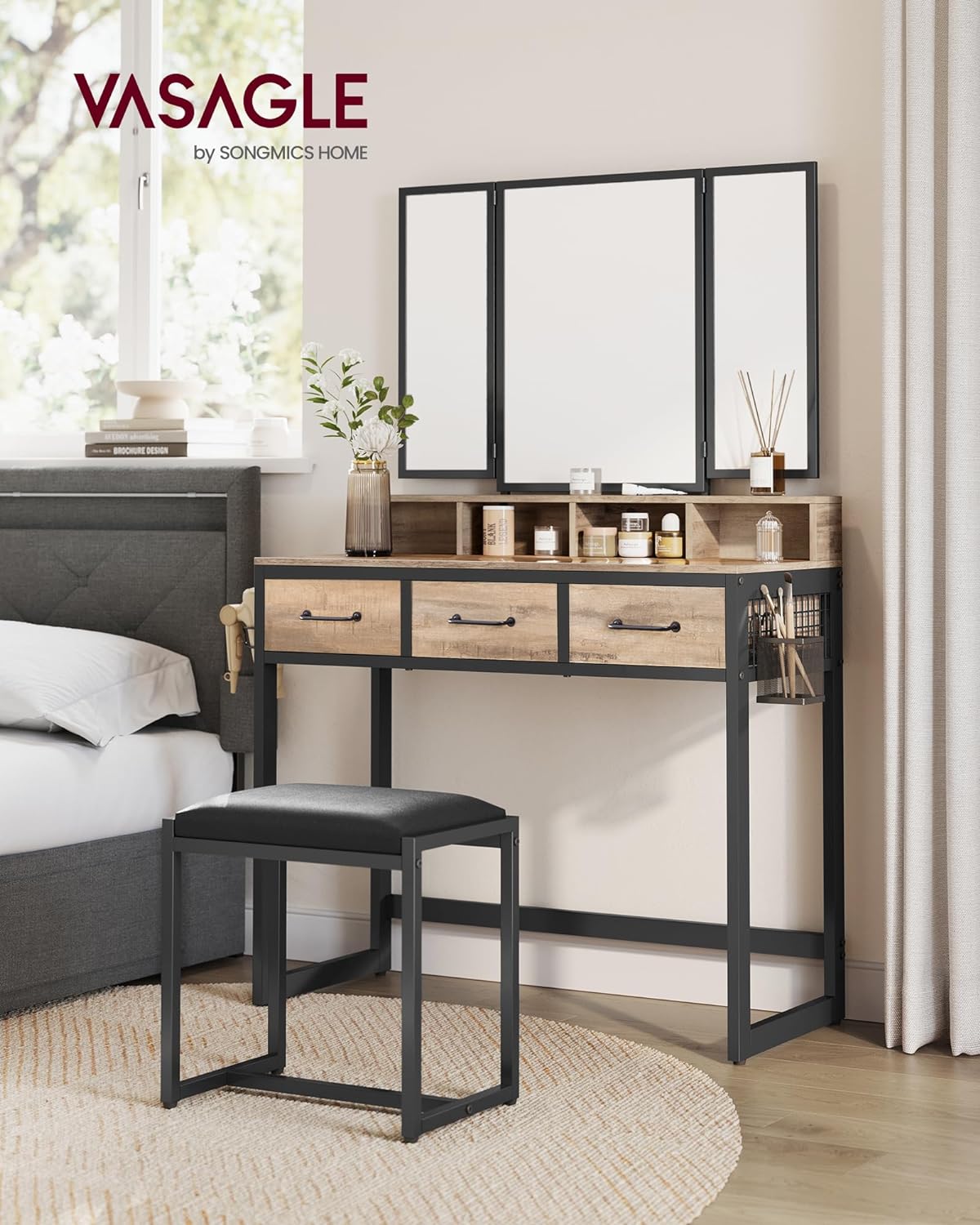 VASAGLE Juego de Mesa de Maquillaje con Espejo Triple, Tocador con Espejo y Taburete, 3 Cajones, Escritorio de Maquillaje, Soporte para Secador, Industrial, Marrón Rústico y Negro RVT004B01