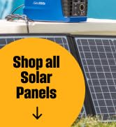 Paneles solares Westinghouse y central eléctrica portátil frente a una tienda.