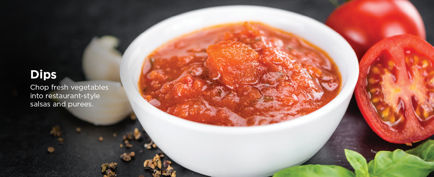 Picar verduras frescas en salsas y purés estilo restaurante. Dips
