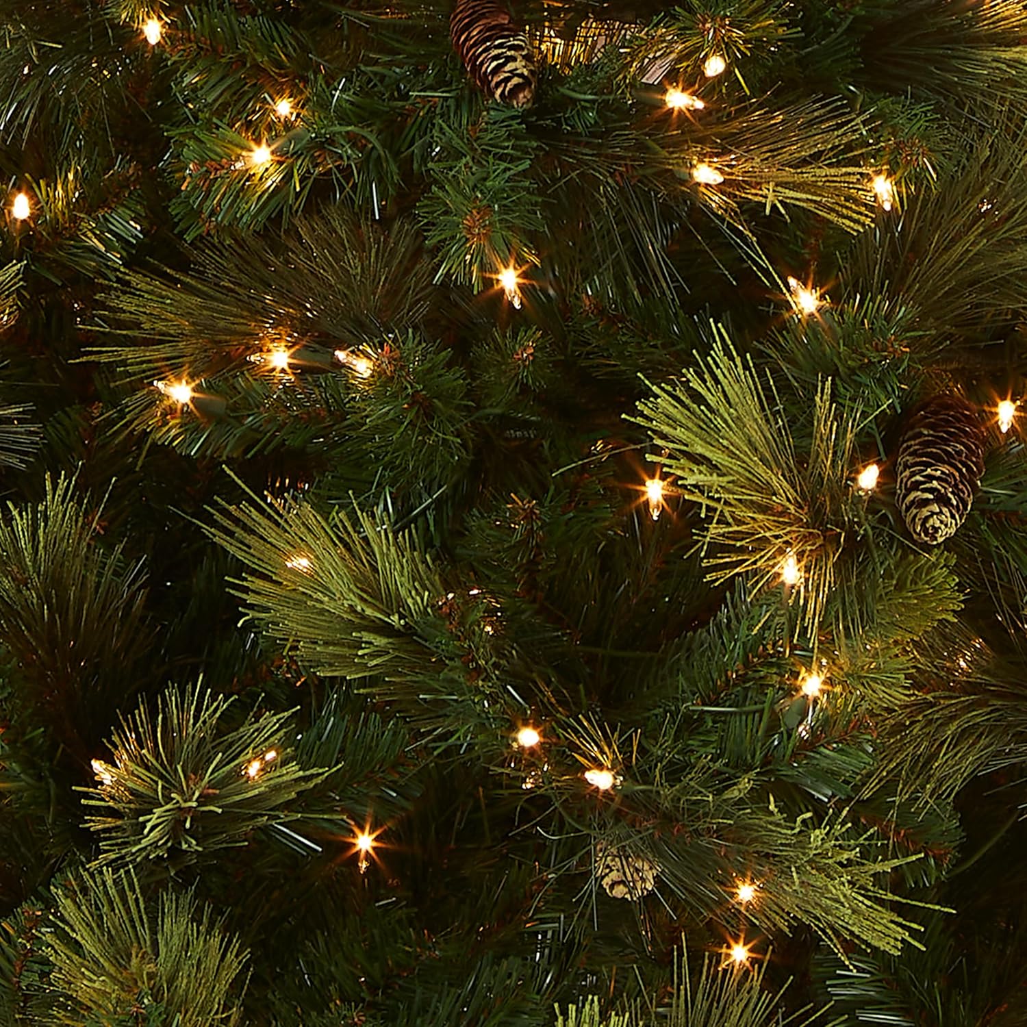 National Tree Company - Pino Carolina National Tree de 7 1/2 pies, con bisagras, 86 conos flocados, 750 luces transparentes (CAP3-306-75)