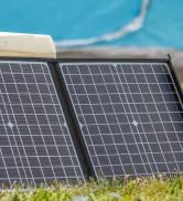 Paneles solares Westinghouse y central eléctrica portátil frente a una tienda.