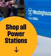 Estación de energía portátil Westinghouse iGen160s con personas sentadas frente a una RV en la parte posterior.
