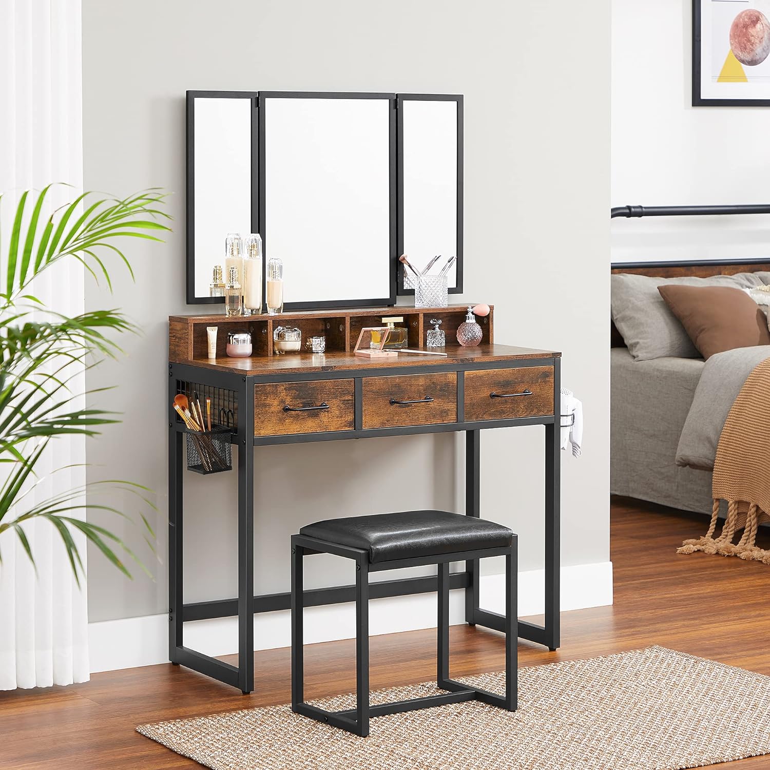 VASAGLE Juego de Mesa de Maquillaje con Espejo Triple, Tocador con Espejo y Taburete, 3 Cajones, Escritorio de Maquillaje, Soporte para Secador, Industrial, Marrón Rústico y Negro RVT004B01