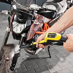 Una persona está limpiando una motocicleta con el control de potencia K 4
