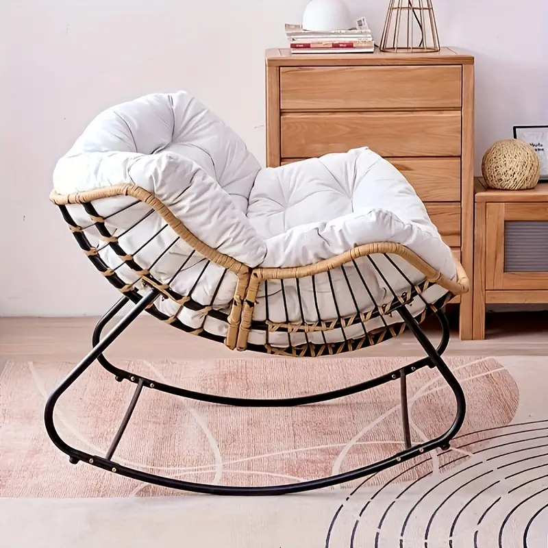 Silla de Balanc&iacute;n de Rat&aacute;n Beige de Lujo con Coj&iacute;n Suave - Perfecta para Uso Interior y Exterior, Ideal para  , Patio, Porche, Jard&iacute;n Trasero, Camping y Senderismo detalles 3