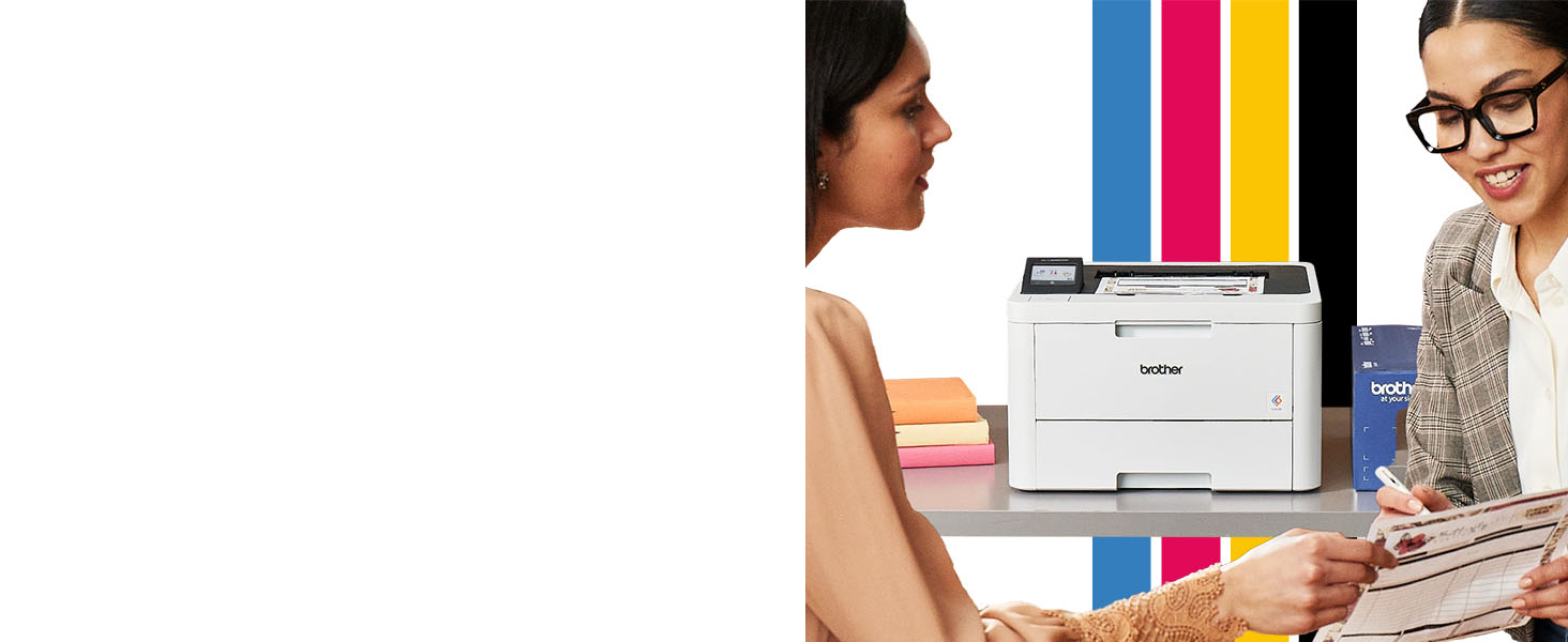 Colegas que colaboran en proyectos con documentos a color, con la impresora Brother HLL3280CDW en el computadora