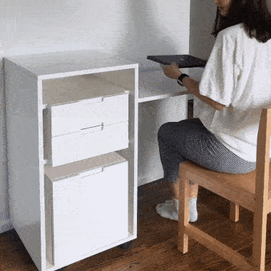 Este gabinete se transforma en un escritorio portátil con una silla oculta