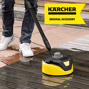 Persona que utiliza un limpiador de superficies Kärcher T 5 T-Racer en un patio de madera