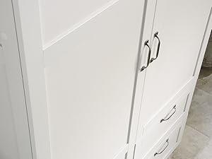 clóset de almacenamiento que muestra la configuración reversible de la puerta