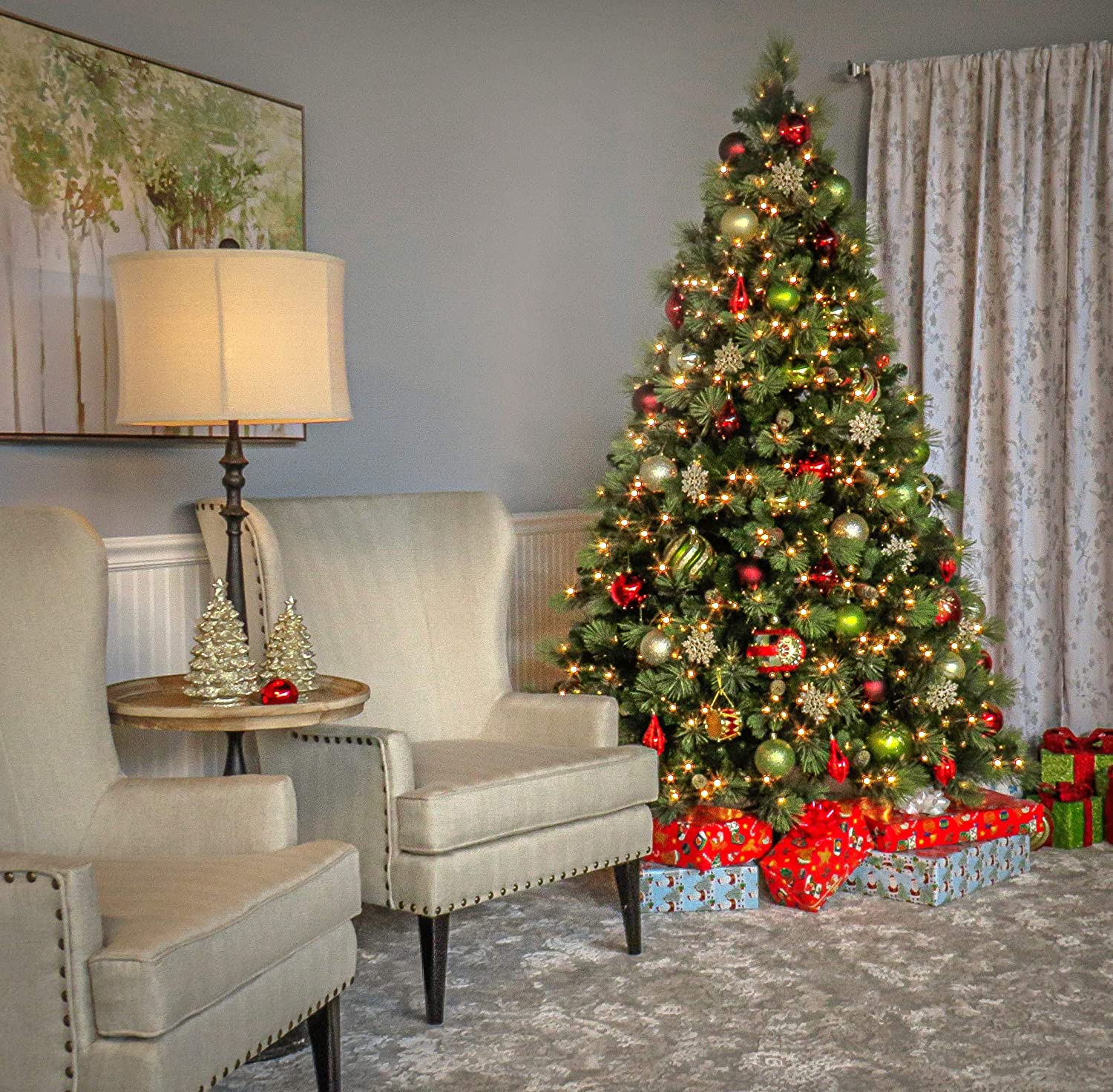 National Tree Company - Pino Carolina National Tree de 7 1/2 pies, con bisagras, 86 conos flocados, 750 luces transparentes (CAP3-306-75)