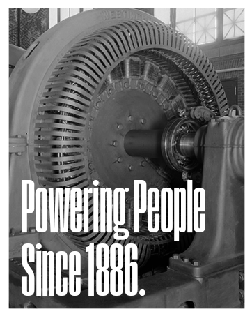 Imagen de una vieja turbina eléctrica Westinghouse con el texto "Powering People Since 1884".