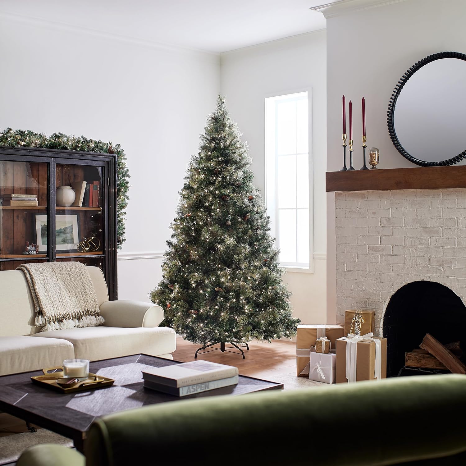National Tree Company - Pino Carolina National Tree de 7 1/2 pies, con bisagras, 86 conos flocados, 750 luces transparentes (CAP3-306-75)