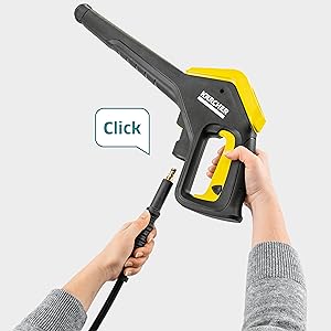 Una persona está conectando una manguera de alta presión con una pistola de presión
