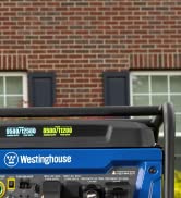 Westinghouse WGen9500DF generador de combustible dual portátil frente a una casa.