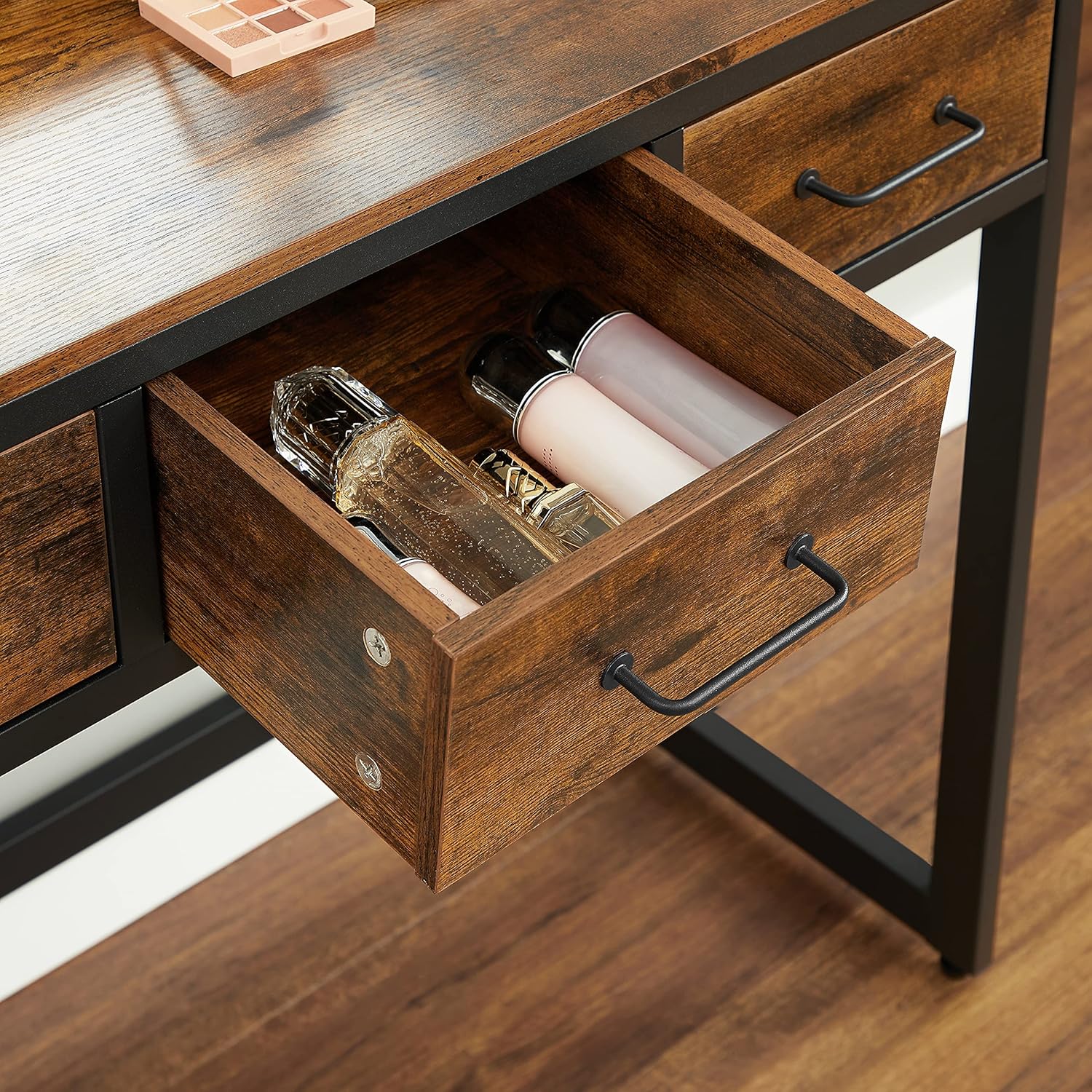VASAGLE Juego de Mesa de Maquillaje con Espejo Triple, Tocador con Espejo y Taburete, 3 Cajones, Escritorio de Maquillaje, Soporte para Secador, Industrial, Marrón Rústico y Negro RVT004B01