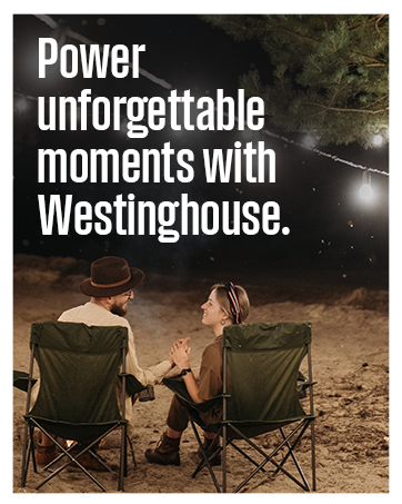 Dos personas sentadas en sillas de campamento con el texto, "potenciar momentos inolvidables con Westinghouse".