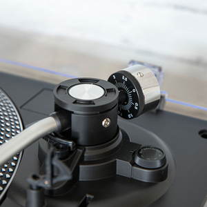 Crosley C100BT - Reproductor de discos de vinilo con contrapeso ajustable