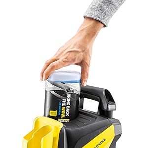Una persona está colocando un detergente en el sistema Plug'n'Clean