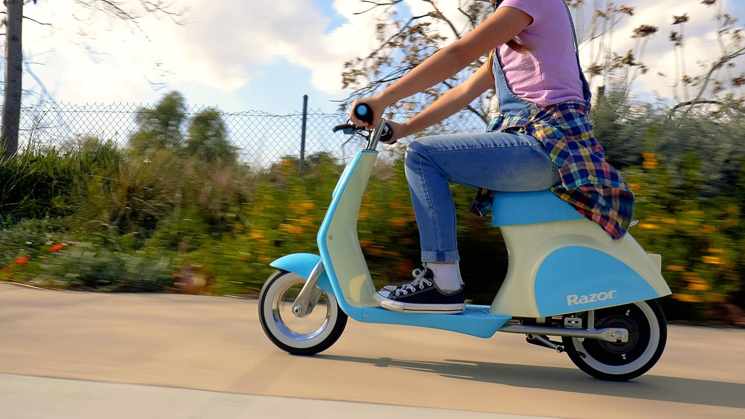 Razor Pocket Mod Petite, Scooter Eléctrico, Estilo Europeo, hasta 13 km/h, hasta 40 Minutos Uso, Acelerador de Empuñadura Giratoria, Neumáticos de Pared Blanca con Radios de 255mm, 7+, 50 kg-AzulBB