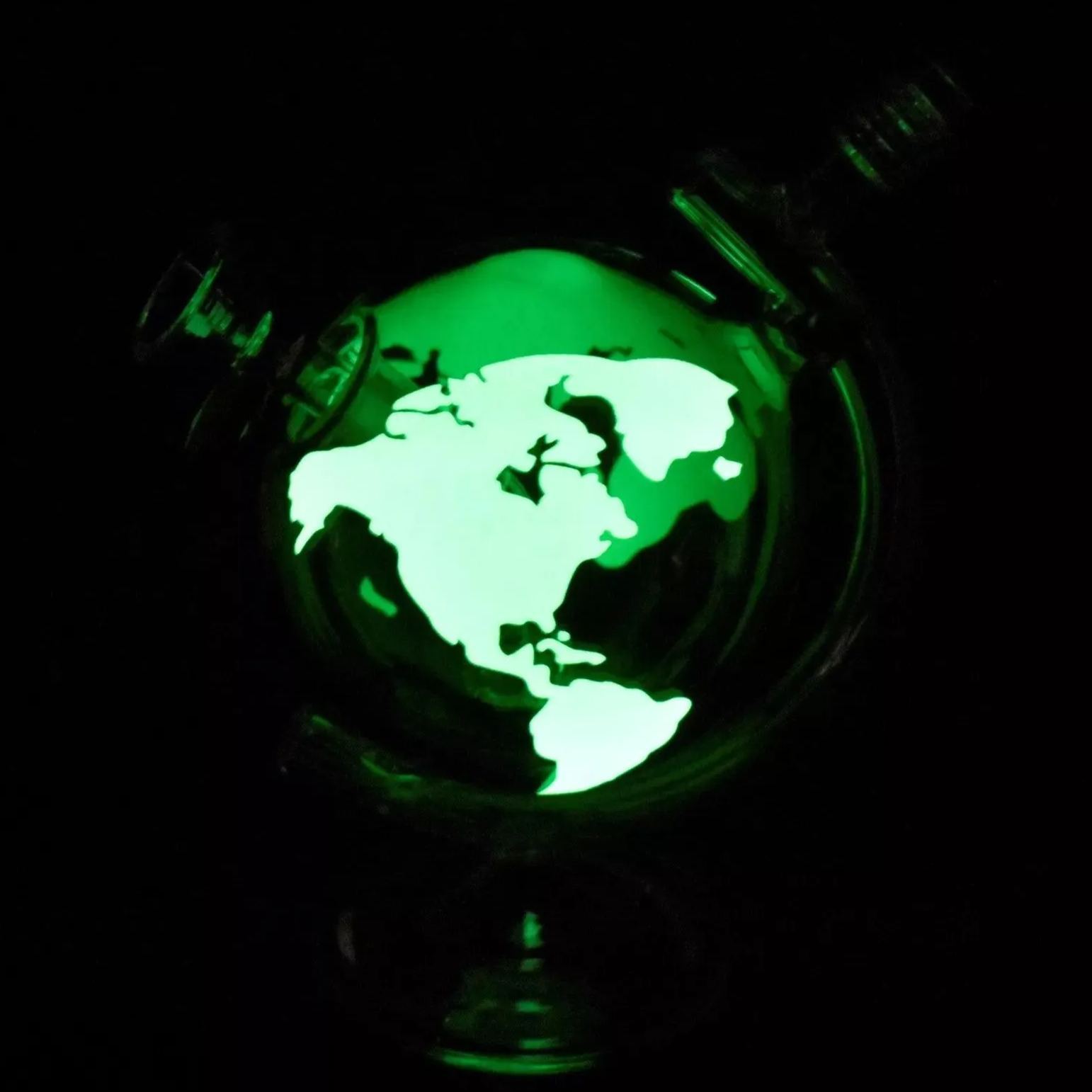 7.5" Globe Bong (glow in the dark)