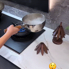 Animated demonstration of the wooden trivet being used beside a cooking pot