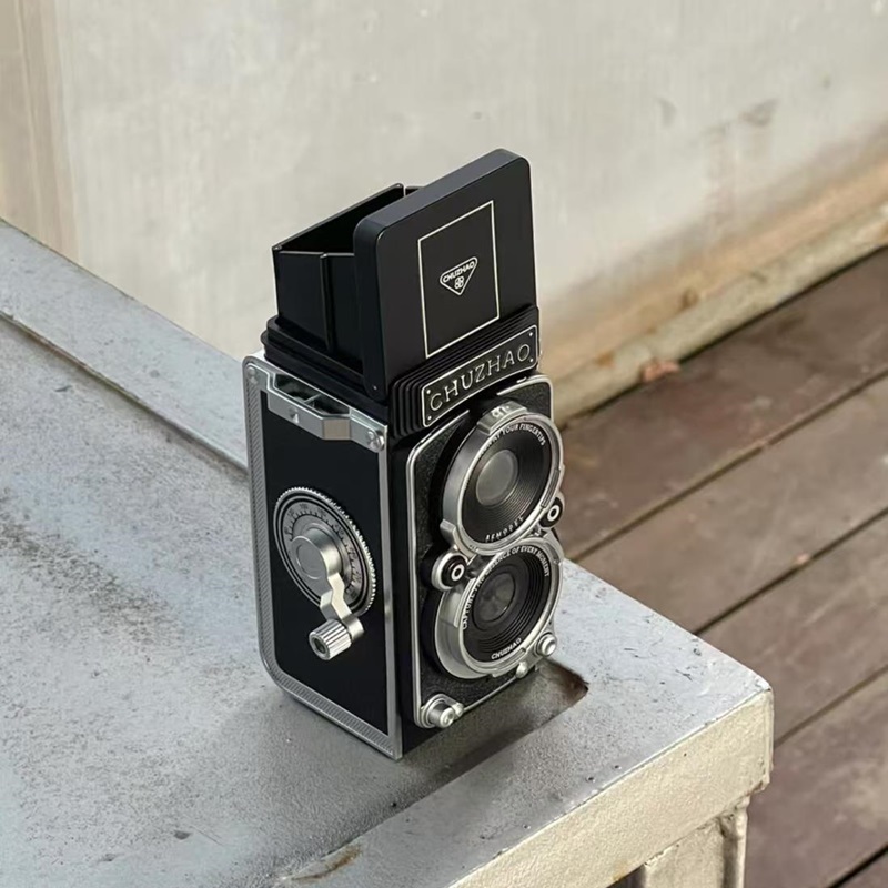 This is not only a camera, but also a fun toy. It retains the classic elements of a twin-lens reflex camera while making it easier and more stylish to play with photography.