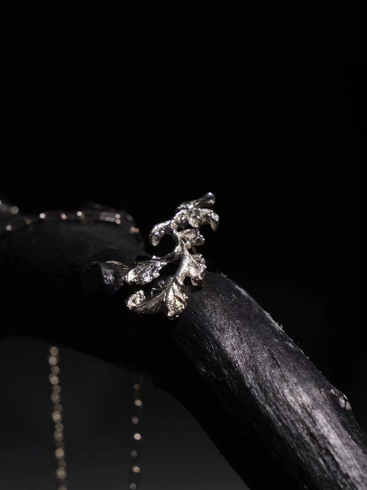 Single one of Ranunculus Leaf Earrings - Zijuan Jewelry