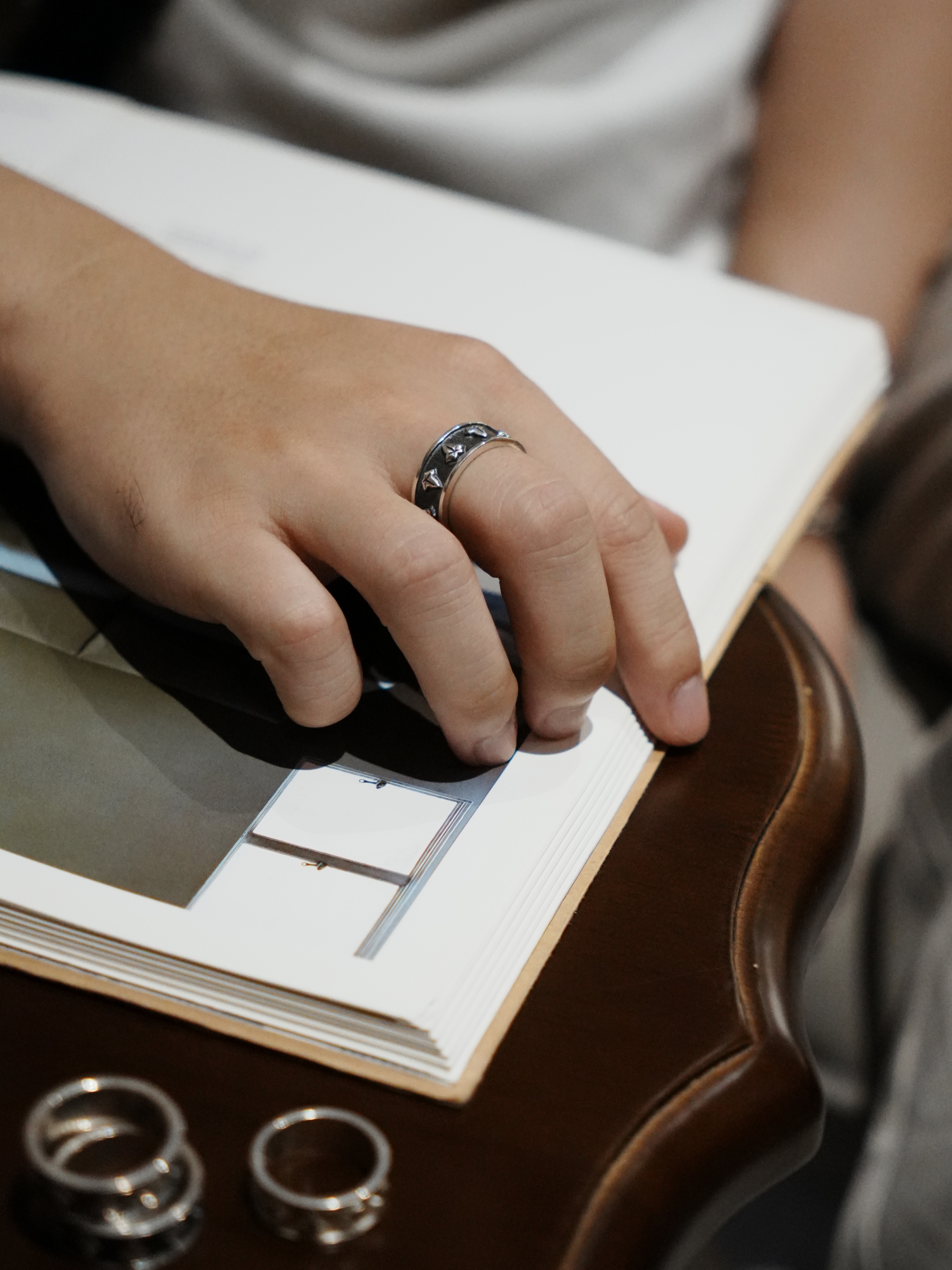 The Eternal Ivy Relief Ring Made of Fine Silver