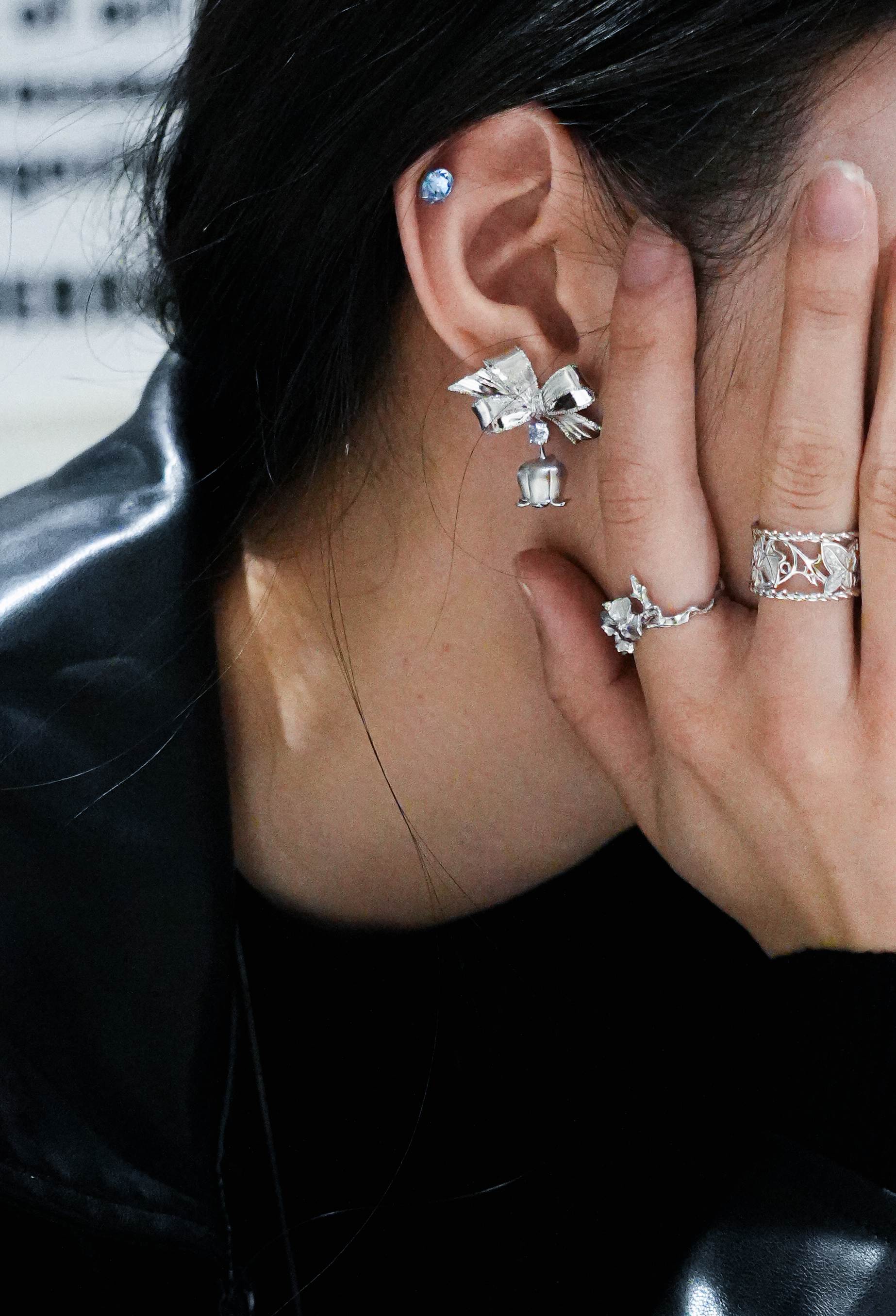 The Eternal Ivy Openwork Ring with wildflower engraving ring and ribbon earring