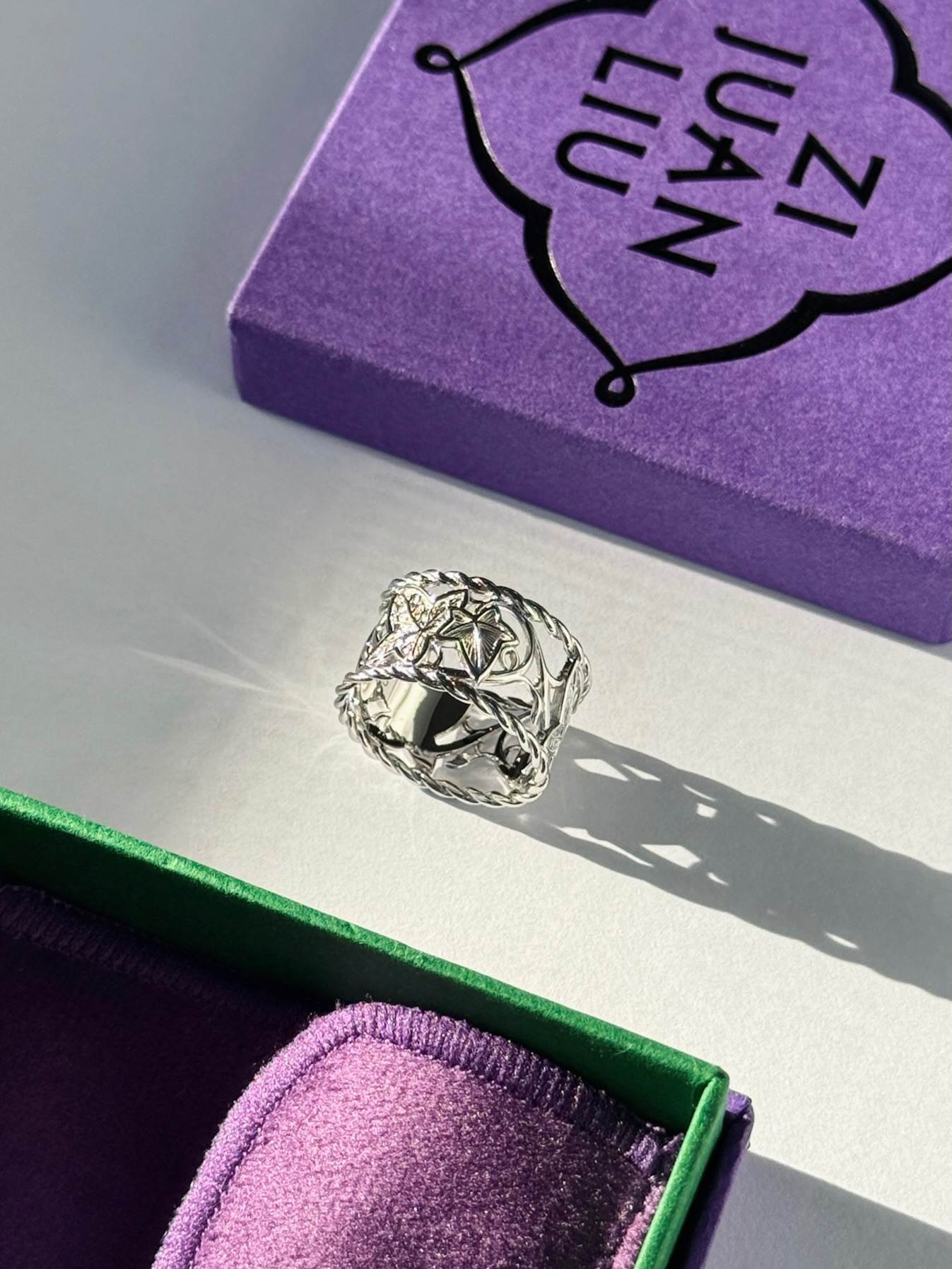 The Eternal Ivy Openwork Ring with case