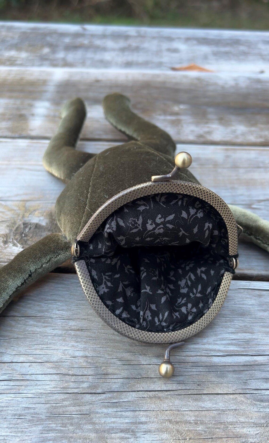 🐸 Whimsical Handsewn Velvet Frog Coin Purse